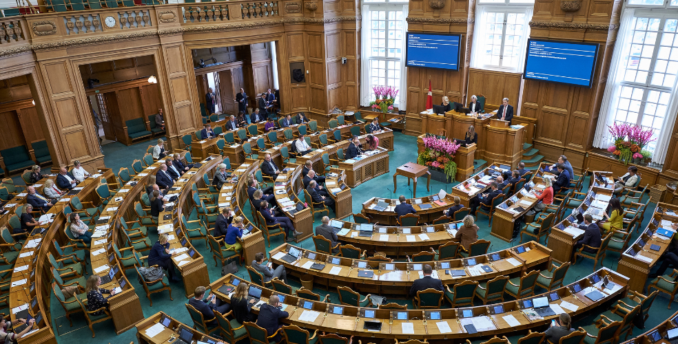 Folketingssalen med enkelte politikere på deres plads