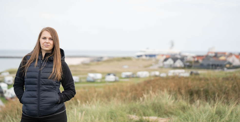 Louise Frilev står foran Hirtshals by. Colorline i baggrunden