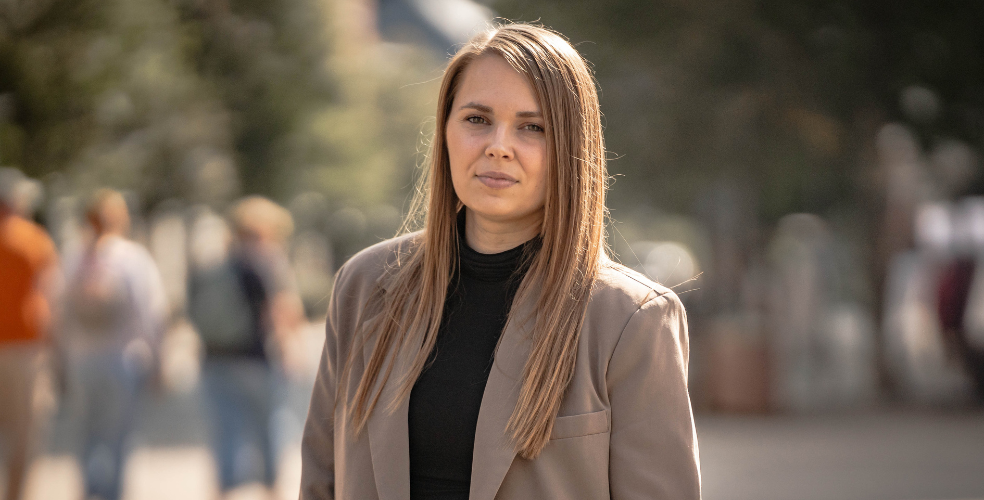 Louise Frilev står på Springvandspladsen i Hjørring