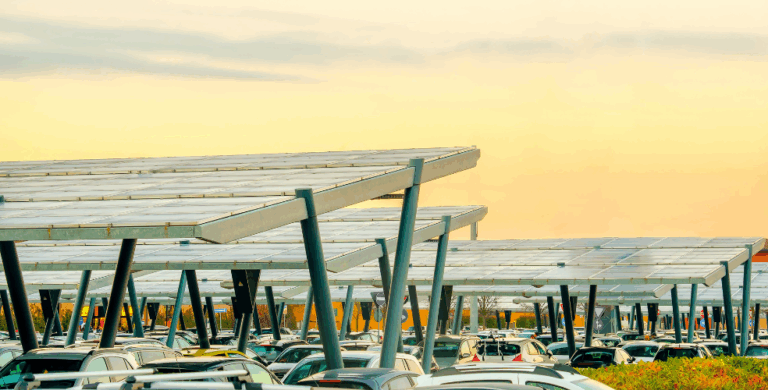 Solceller over parkeringspladser