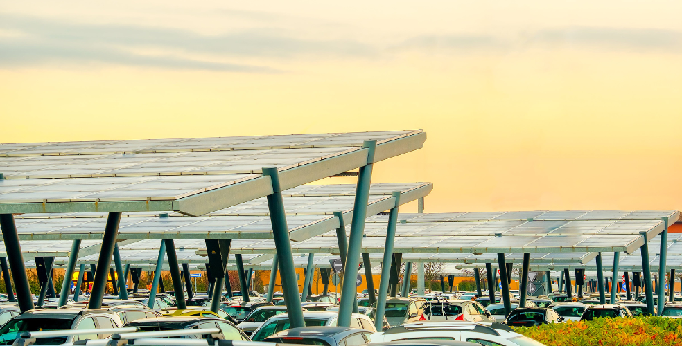 Solceller over parkeringspladser